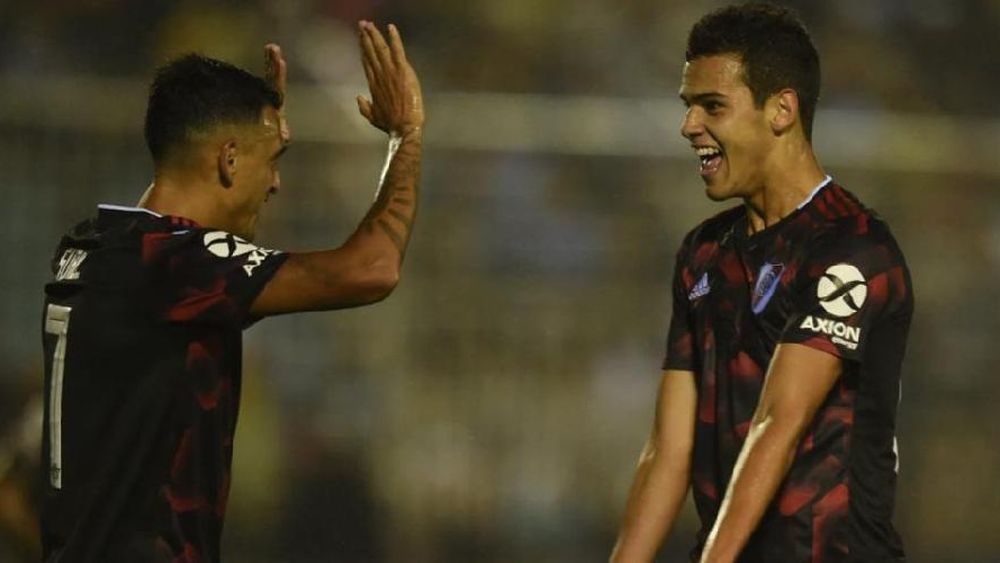 Cristian Ferreira, autor del gol, festeja con Matías Suárez, gestor de la jugada previa.
