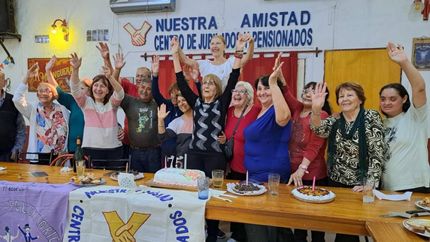 Los vecinos se divierten mensualmente en cada mateada.