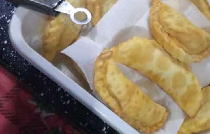 Sacaron la freidora a la calle y entregaron empanadas gratis.