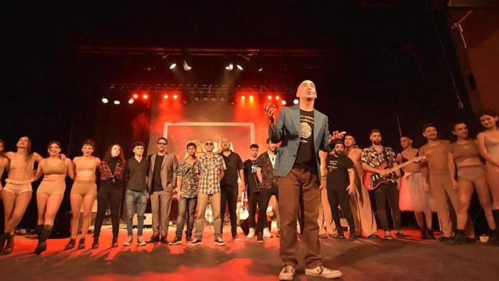 Con banda en vivo y 15 artistas en escena.