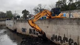 Utilizan máquinas para despejar el cauce.
