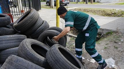 Hay más de 35 gomerías que reciben los neumáticos de los vecinos.