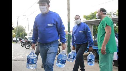 una empresa dono bidones de agua a los hospitales llavallol, alende y gandulfo una empresa dono bidones de agua a los hospitales llavallol, alende y gandulfo