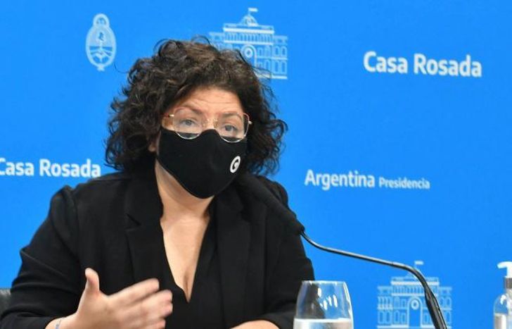 Carla Vizzotti confía en que bajarán los casos de Ómicron.