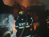 Los Bomberos de Lomas de Zamora trabajaron para apagar el incendio.
