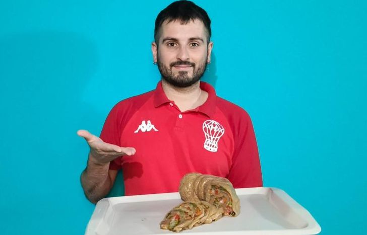 Es furor gracias a sus recetas sin sufrimiento animal y por ser hincha de Huracán.
