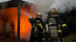 Los Bomberos de Lomas en el lugar del incendio.