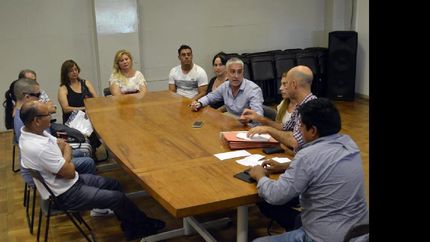 el titular del imptce junto a un grupo de emprendedores.