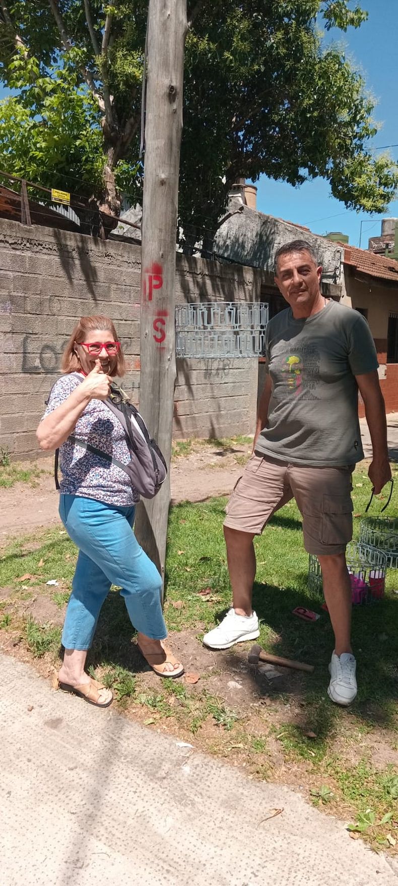 Algunos vecinos recibieron su cesto de basura.