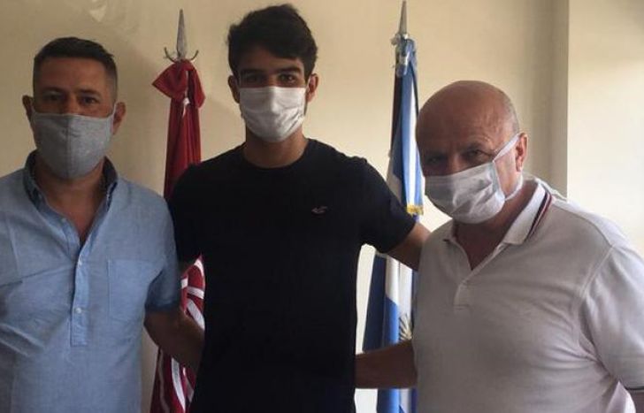 El correntino López firmó su primer contrato en Lanús.