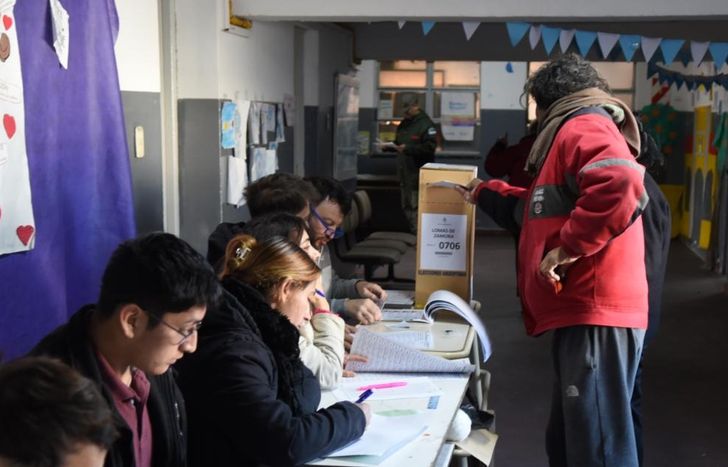 A nivel local se eligen 12 concejales y 5 consejeros escolares.