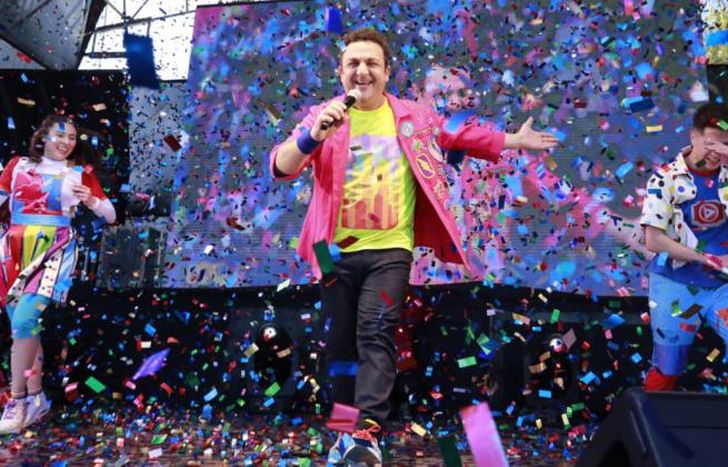 Diego Topa en el escenario del Parque Eva Perón en Lomas.