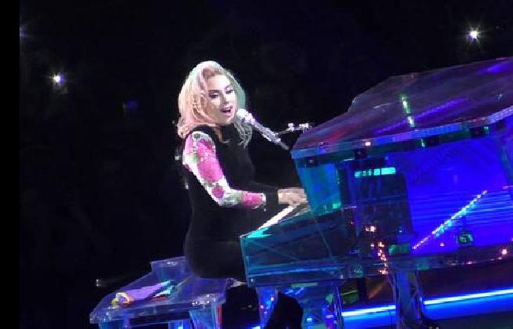 LA CANTANTE ES LA COORDINADORA.