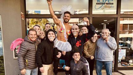 Nicolás junto a sus amigos y su hermano, a punto de irse a Córdoba.