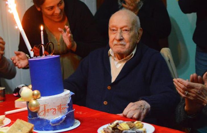 Junto a su familia y amigos.