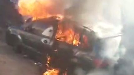 El vehículo, envuelto en llamas.
