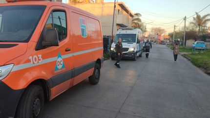 Defensa Civil y una ambulancia de Emergencias Lomas en el lugar.