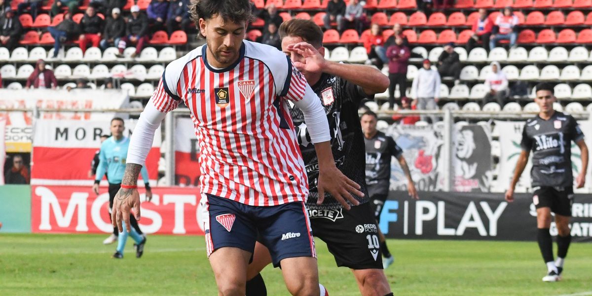 Los Andes y Morón igualaron sin goles en un choque intenso.