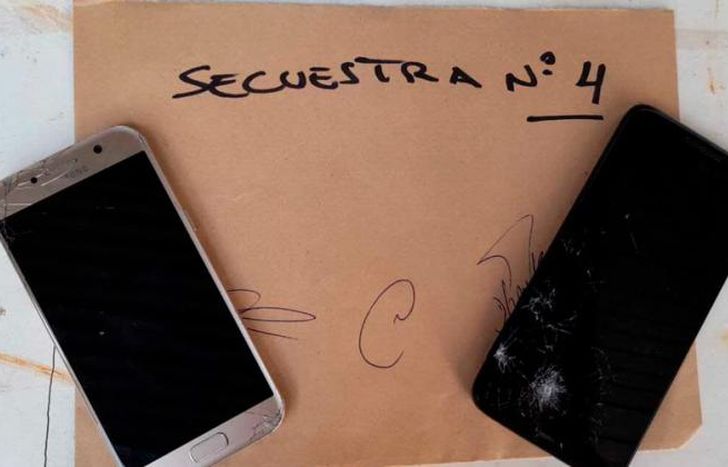 En Budge se incautaron cuatro teléfonos celulares.