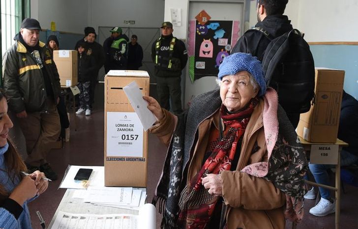 Elba orgullosa con su sobre en la mano.