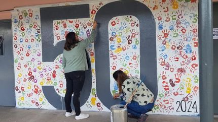 En pleno preparativos para recibir a la comunidad educativa en la celebración.