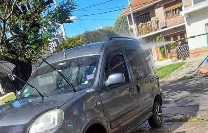 Patón lava todos los días en la puerta de su casa.