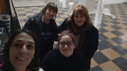 El grupo de diez voluntarias realiza el trabajo a pulmón.