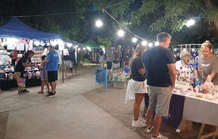 La Plaza Colón de Temperley, punto de encuentro entre vecinos y artesanos.