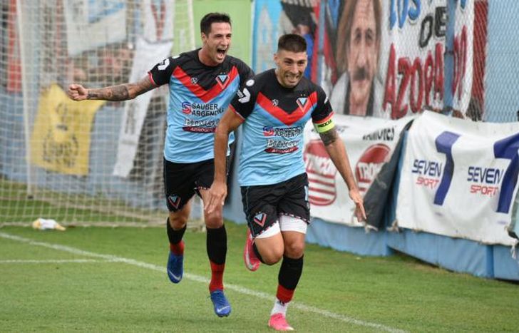 Mateo Acosta festeja el primer gol a Flandria.