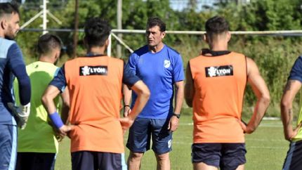 El técnico Cristian Aldirico dialogo con los jugadores en la vuelta del Gasolero a los entrenamientos. El técnico Cristian Aldirico dialogo con los jugadores en la vuelta del Gasolero a los entrenamientos.