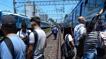 Las personas tuvieron que bajar del tren. Las personas tuvieron que bajar del tren.