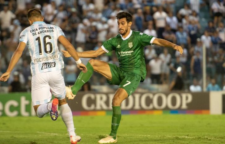 Kociubinski intercepta el intento de Sebastián Sosa Sánchez.