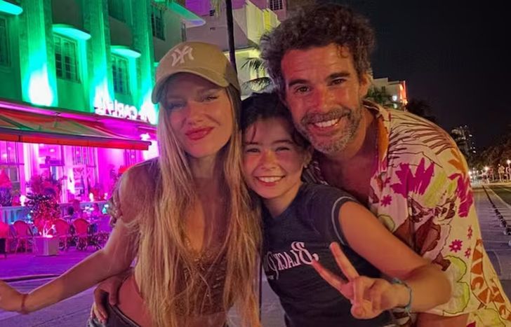 Nicolás Cabre con Rocío Pardo y Rufina.&nbsp;