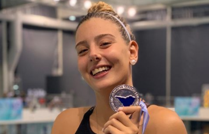 Contenta con su medalla.