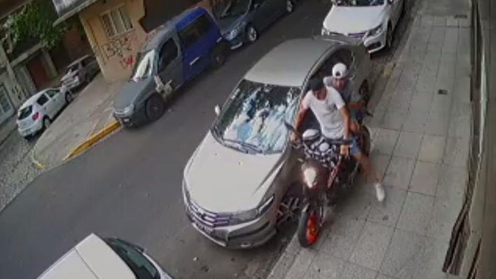 El momento del robo quedó filmado por una cámara de seguridad.
