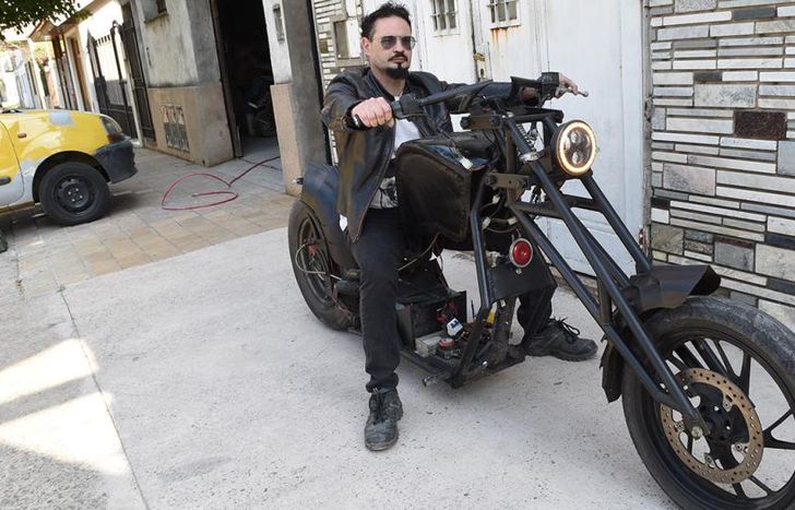 Gabriel Roma y su motocicleta eléctrica.
