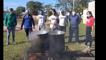 banfield solidario hizo otra olla popular y entrego mas de 250 viandas