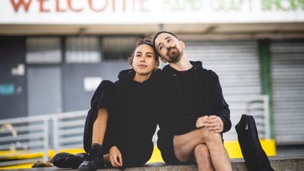 Una chilena y un argentino.
