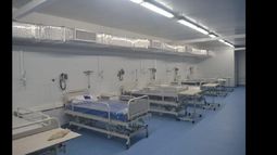 cuenta con 48 camas de internación intermedia con oxígeno, tensiómetro y oximetro; y 24 camas de terapia intensiva con monitores, bombas de infusión y respiradores.