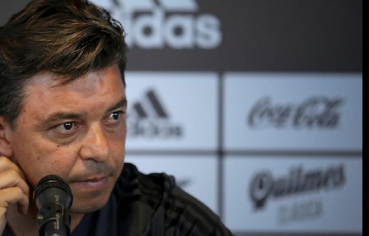 La línea de cinco en el fondo es una posibilidad, lanzó el DT del Millonario