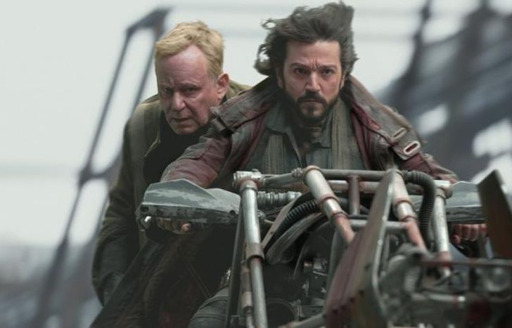 Diego Luna, al frente del elenco.