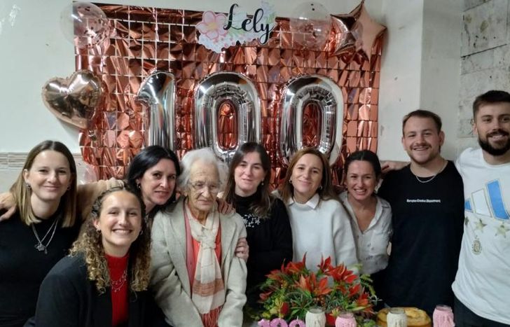Junto a sus ocho nietos.