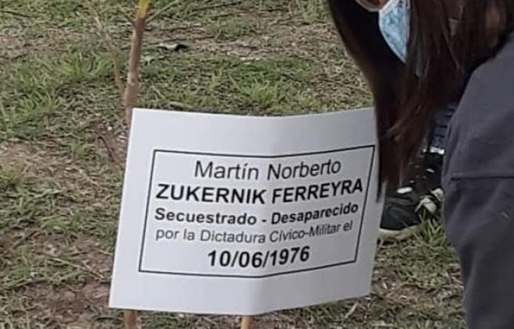 Cada árbol lleva el nombre de una persona desaparecida.