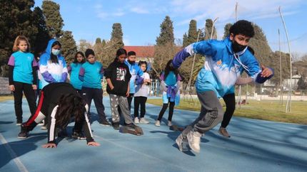 Los nenes hacen deporte y se divierten.