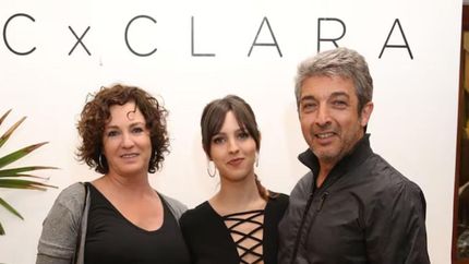 Clara Darín, con sus papás.