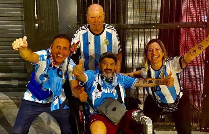 Lionel junto a hinchas argentinos. El apoyo a la Scaloneta se hace notar.