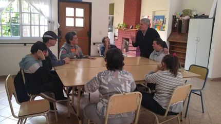 Asisten a la colonia y realizan distintas actividades dentro de la sede.