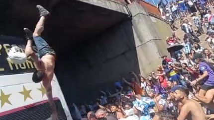 Un grave accidente obligó a suspender la caravana de la Selección Argentina.