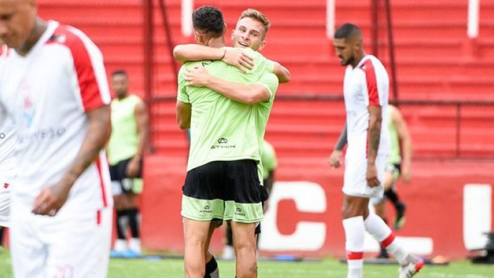 Galoppo festeja el gol que abrió el partido ante Huracán.
