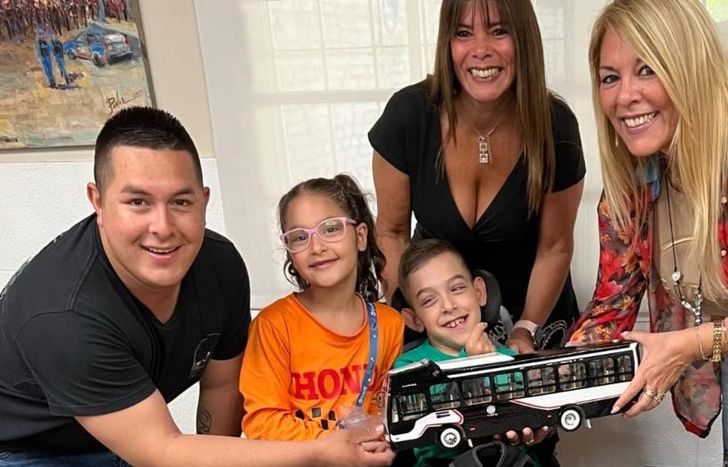 Romeo junto a su familia y Celina en Yitos. Un momento que jamás se olvidará.